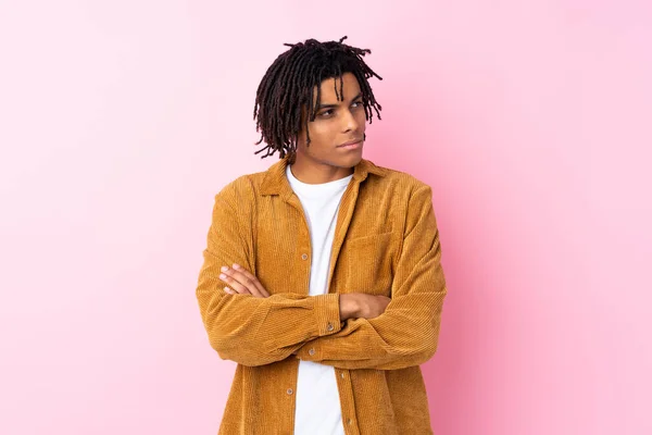 Junger Afroamerikanischer Mann Mit Cordjacke Über Isoliertem Rosa Hintergrund — Stockfoto