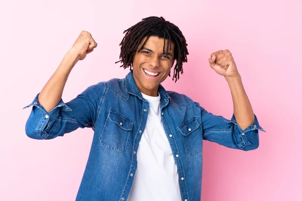 Mladý Africký Američan Džínovou Košilí Přes Izolované Růžové Pozadí Slaví — Stock fotografie
