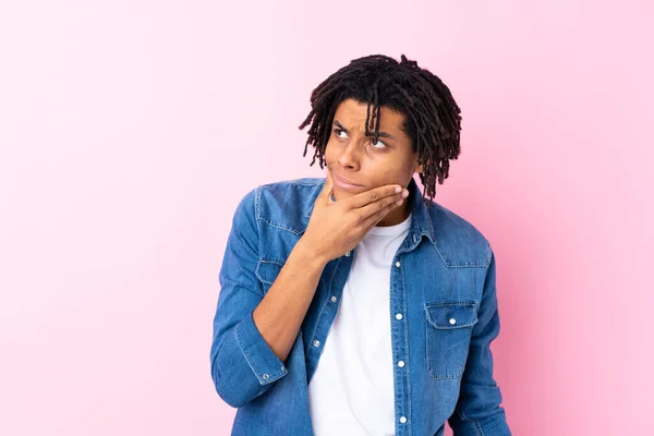 Молодой Афроамериканец Джинсовой Рубашке Изолированном Розовом Фоне Думает Идее — стоковое фото
