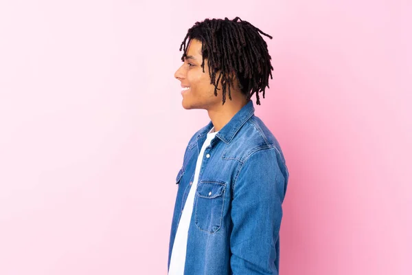 Junger Afroamerikanischer Mann Mit Jeanshemd Über Isoliertem Rosa Hintergrund Der — Stockfoto