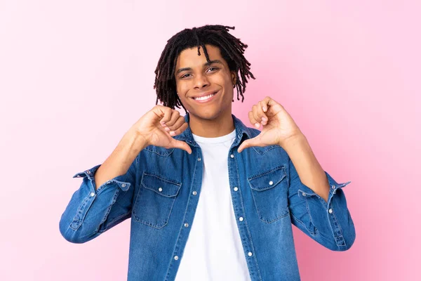 Junger Afroamerikanischer Mann Mit Jeanshemd Vor Isoliertem Rosa Hintergrund Stolz — Stockfoto