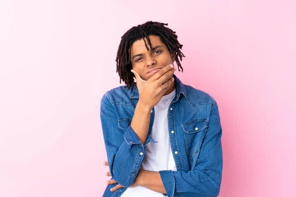 Jovem Afro Americano Com Camisa Jean Sobre Fundo Rosa Isolado — Fotografia de Stock