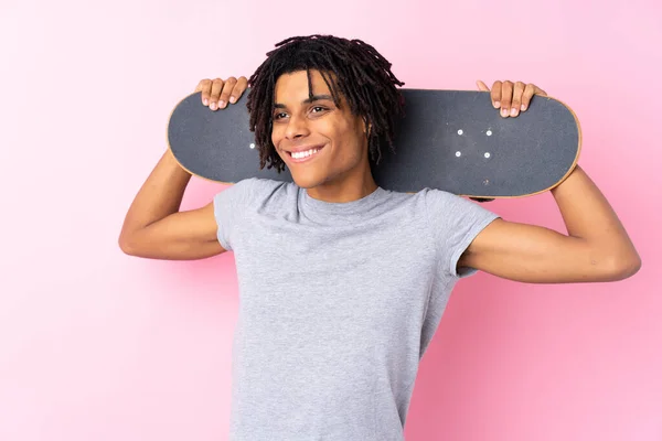 年轻的非裔美国人滑雪者越过孤立的粉红墙壁 — 图库照片