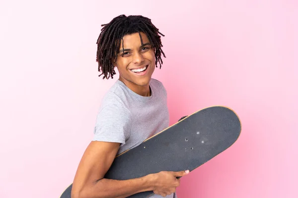 Jonge Afro Amerikaanse Schaatser Geïsoleerde Roze Muur — Stockfoto