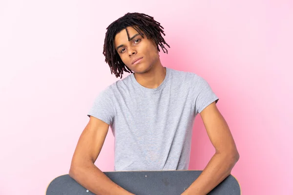 Jovem Afro Americano Skater Homem Sobre Isolado Rosa Parede — Fotografia de Stock