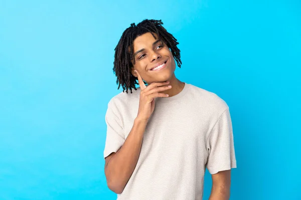 Junger Afroamerikanischer Mann Mit Isoliertem Blauem Hintergrund Denkt Eine Idee — Stockfoto