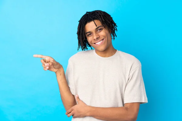 Young African American Man Isolated Blue Background Pointing Finger Side — Stock Photo, Image