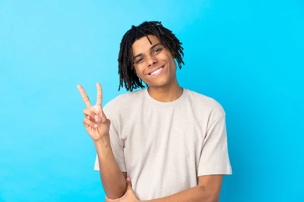 Jovem Afro Americano Sobre Isolado Fundo Azul Sorrindo Mostrando Sinal — Fotografia de Stock