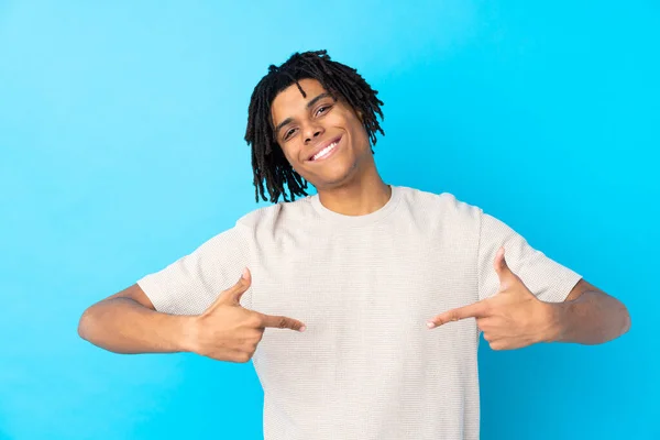 Genç Afro Amerikan Erkek Soyutlanmış Mavi Arka Plan Gururlu Kendini — Stok fotoğraf