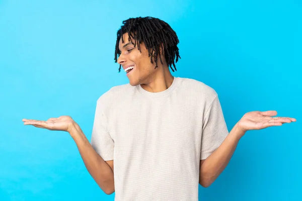 Jovem Afro Americano Homem Sobre Isolado Azul Fundo Segurando Copyspace — Fotografia de Stock