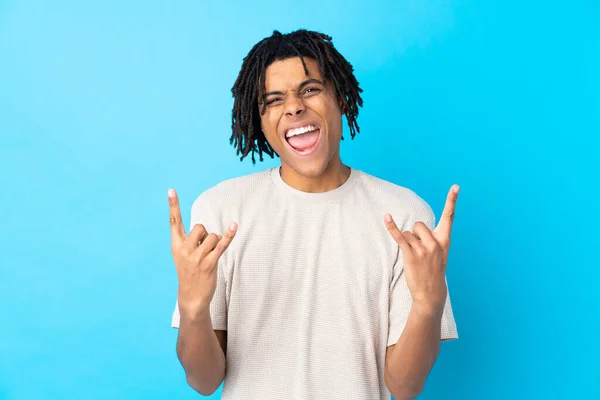 Junger Afroamerikaner Vor Isoliertem Blauem Hintergrund Macht Rock Geste — Stockfoto