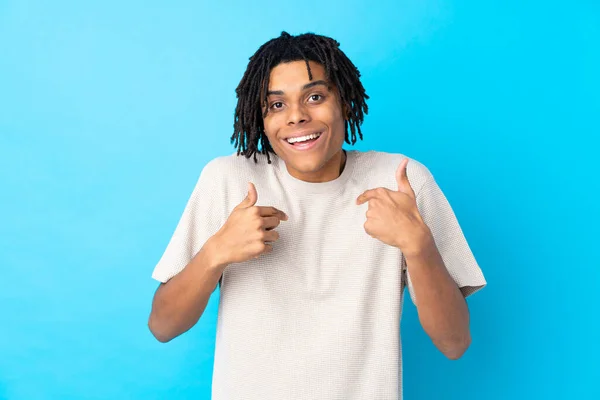 Giovane Uomo Afroamericano Isolato Sfondo Blu Con Espressione Facciale Sorpresa — Foto Stock