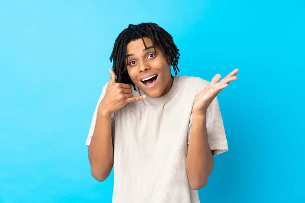 Jovem Afro Americano Homem Sobre Isolado Azul Fundo Fazendo Telefone — Fotografia de Stock