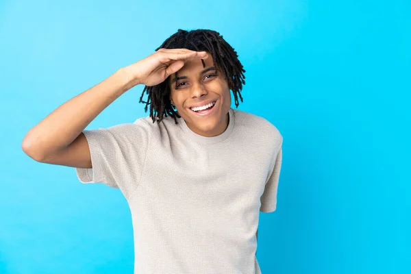 Mladý Afroameričan Muž Přes Izolované Modré Pozadí Dívá Daleko Rukou — Stock fotografie