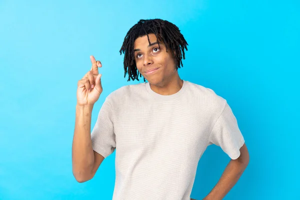 Jovem Afro Americano Homem Sobre Isolado Fundo Azul Com Dedos — Fotografia de Stock