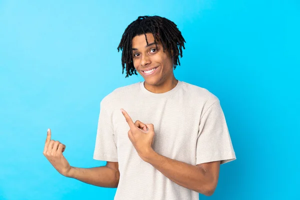Giovane Uomo Afroamericano Sfondo Blu Isolato Spaventato Indicando Lato — Foto Stock