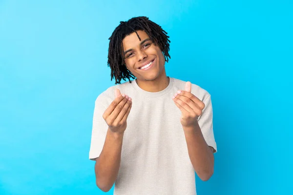 Young African American Man Isolated Blue Background Making Money Gesture — Stock Photo, Image
