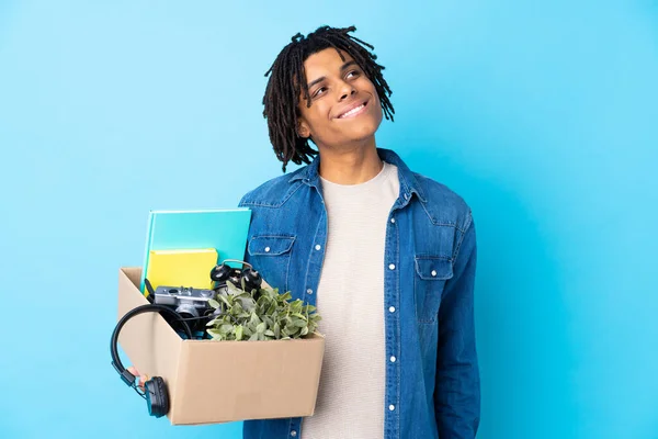 Junger Afroamerikanischer Mann Macht Einen Schritt Während Eine Schachtel Voller — Stockfoto