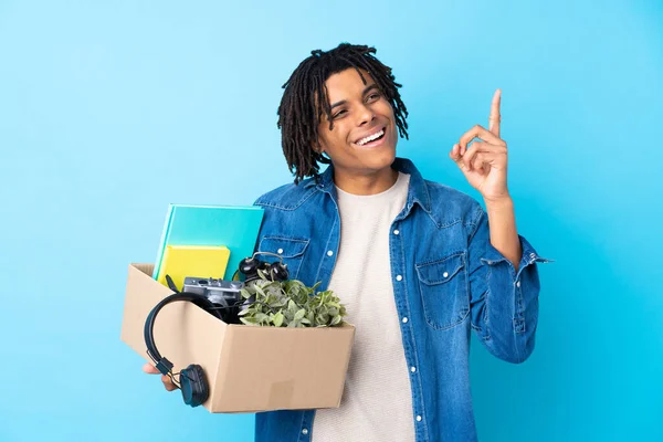Jonge Afro Amerikaanse Man Maakt Een Beweging Tijdens Het Oppakken — Stockfoto