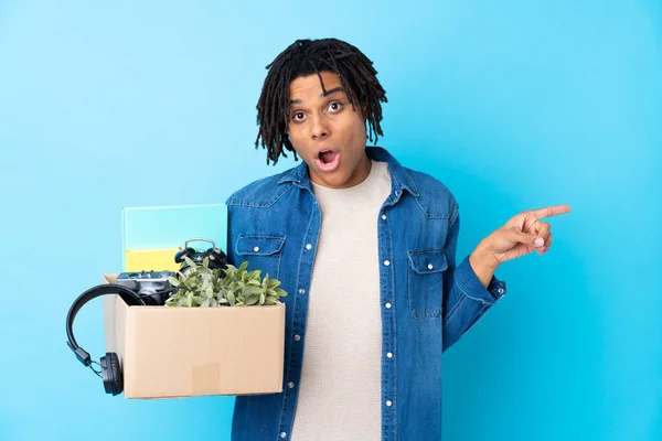 Joven Hombre Afroamericano Haciendo Movimiento Mientras Recoge Una Caja Llena —  Fotos de Stock