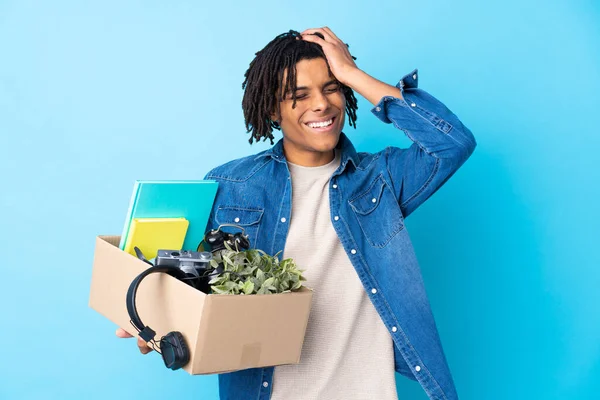 Junger Afroamerikanischer Mann Der Einen Schritt Macht Während Eine Kiste — Stockfoto