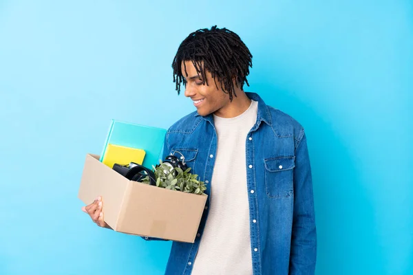 Joven Afroamericano Haciendo Movimiento Mientras Recoge Una Caja Llena Cosas —  Fotos de Stock