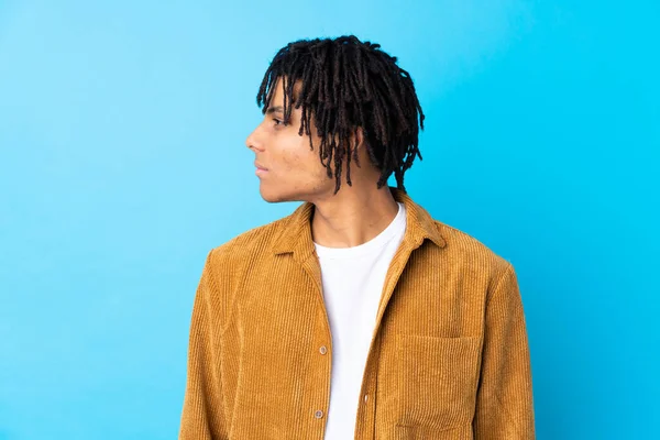 Joven Hombre Afroamericano Con Chaqueta Pana Sobre Fondo Azul Aislado — Foto de Stock