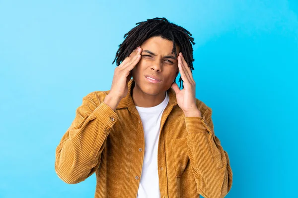 Junger Afroamerikanischer Mann Mit Cordjacke Über Isoliertem Blauem Hintergrund Unglücklich — Stockfoto