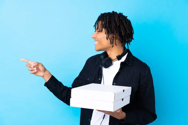 Junger Afroamerikanischer Mann Hält Pizzakartons Über Eine Isolierte Blaue Wand — Stockfoto