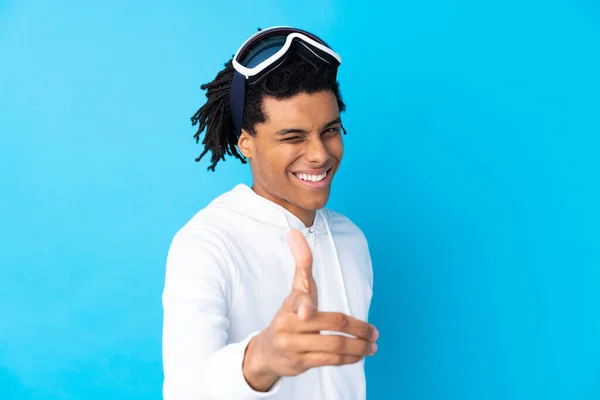 Giovane Uomo Afroamericano Con Occhiali Snowboard Punta Dito Contro — Foto Stock