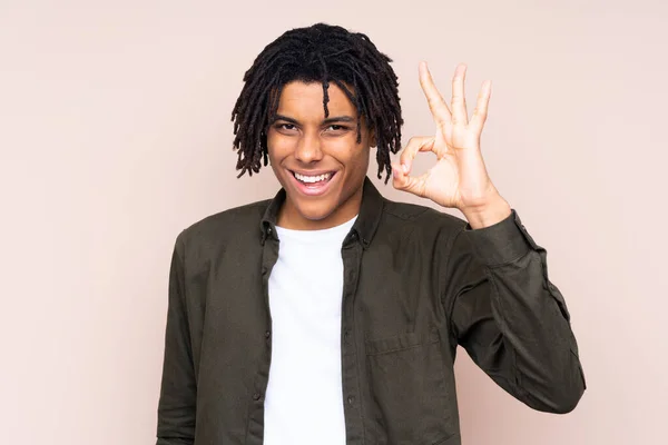 Молодий Афроамериканець Через Ізольоване Тло Показує Добре Знак Пальцями — стокове фото