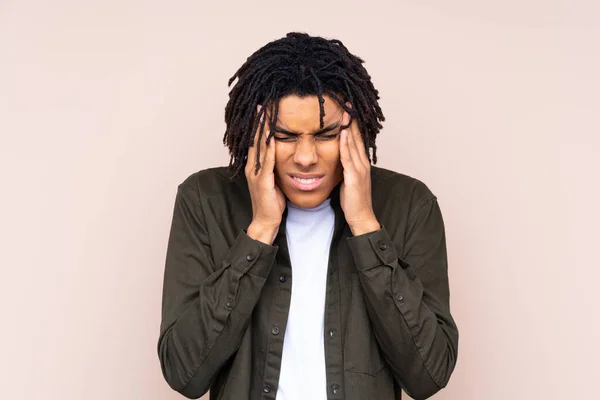 Junger Afroamerikaner Über Isolierten Hintergrund Mit Kopfschmerzen — Stockfoto