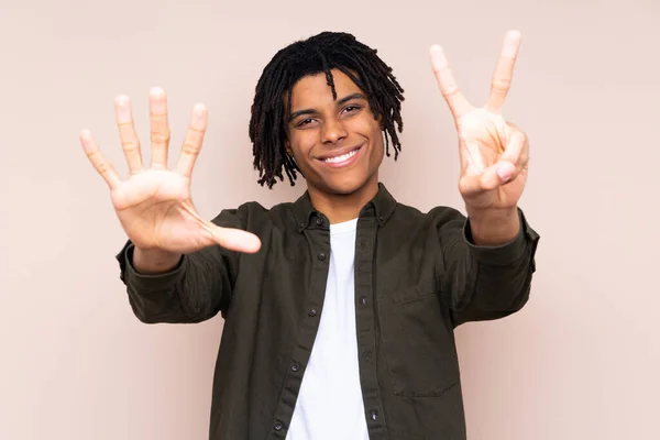 Молодий Афроамериканець Більш Ізольований Рахуючи Сім Пальцями — стокове фото