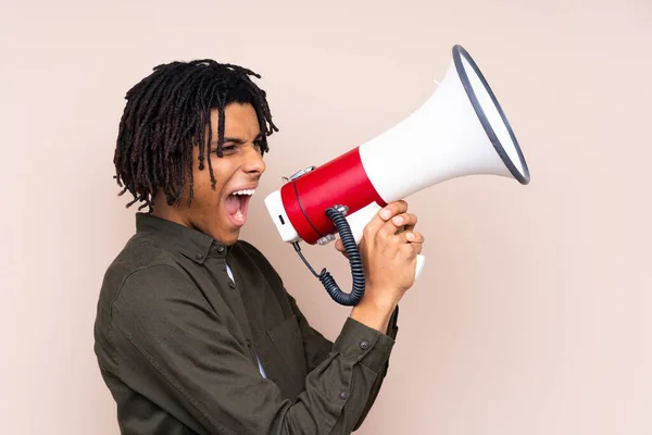 Jovem Afro Americano Sobre Fundo Isolado Gritando Através Megafone — Fotografia de Stock