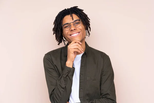 Junger Afroamerikaner Mit Brille Und Lächeln — Stockfoto