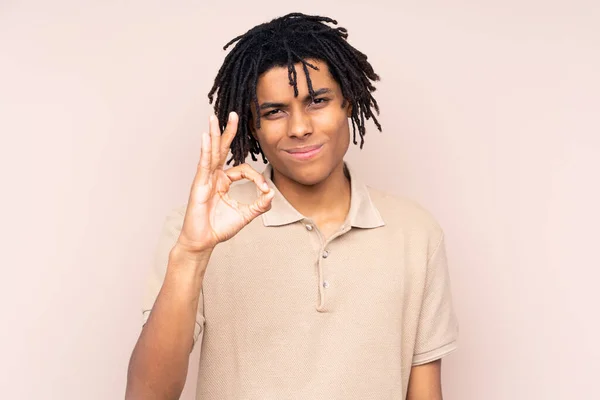 Молодий Афроамериканець Через Ізольоване Тло Показує Знак Окей Пальцями — стокове фото