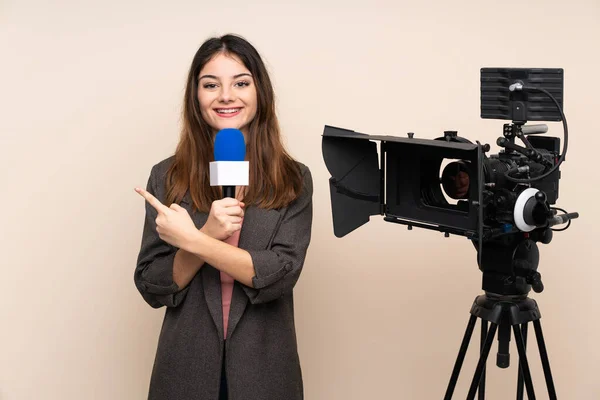 Reportérka Držící Mikrofon Hlásící Zprávy Izolovaném Pozadí Ukazující Prstem Stranu — Stock fotografie