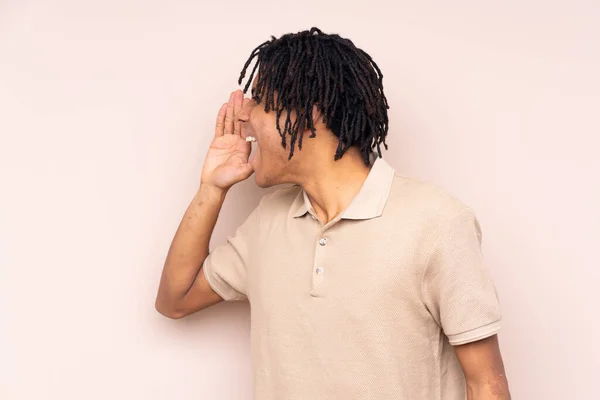 Νεαρός Αφροαμερικανός Απομονωμένο Φόντο Φωνάζοντας Στόμα Ορθάνοιχτο — Φωτογραφία Αρχείου