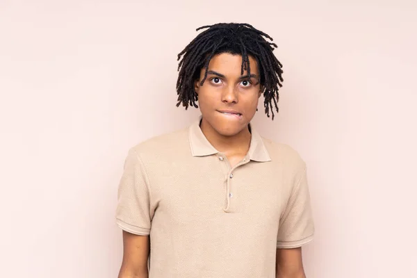 Junger Afroamerikaner Mit Isoliertem Hintergrund Mit Zweifeln Und Verwirrtem Gesichtsausdruck — Stockfoto