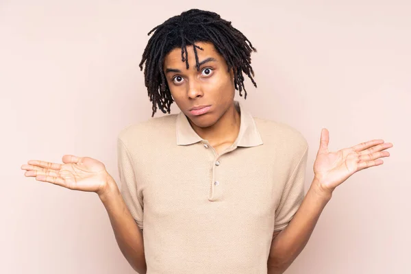 Young African American Man Isolated Background Having Doubts Confuse Face — Stock Photo, Image