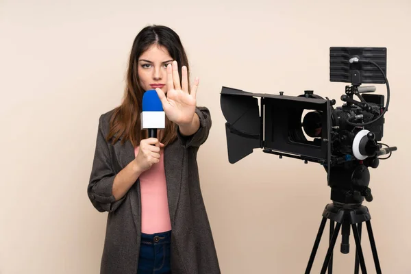 Reporter Donna Possesso Microfono Segnalazione Notizie Sfondo Isolato Facendo Gesto — Foto Stock