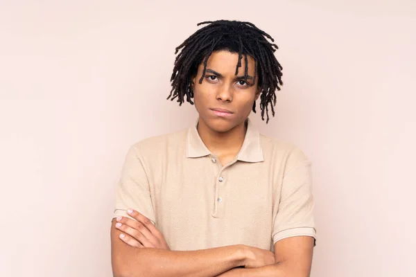 Young African American Man Isolated Background Keeping Arms Crossed — 스톡 사진