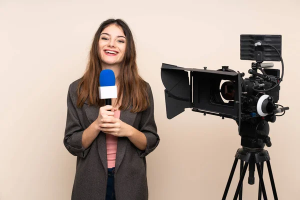 Mulher Repórter Segurando Microfone Relatando Notícias Sobre Fundo Isolado Rindo — Fotografia de Stock