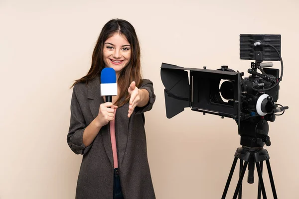 Repórter Mulher Segurando Microfone Relatando Notícias Sobre Fundo Isolado Aperto — Fotografia de Stock