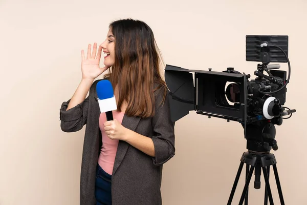 Elinde Mikrofon Olan Gazeteci Kadın Izole Edilmiş Bir Arka Planda — Stok fotoğraf