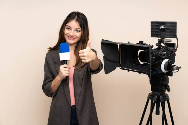 Mulher Repórter Segurando Microfone Relatando Notícias Sobre Fundo Isolado Dando — Fotografia de Stock