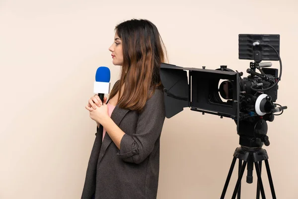 Reporter Femme Tenant Microphone Rapportant Des Nouvelles Sur Fond Isolé — Photo