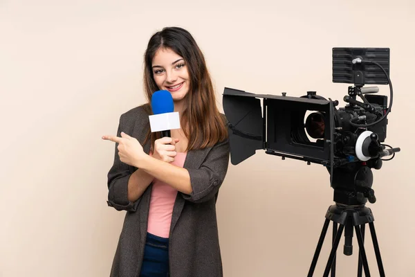 Mulher Repórter Segurando Microfone Relatando Notícias Sobre Fundo Isolado Apontando — Fotografia de Stock