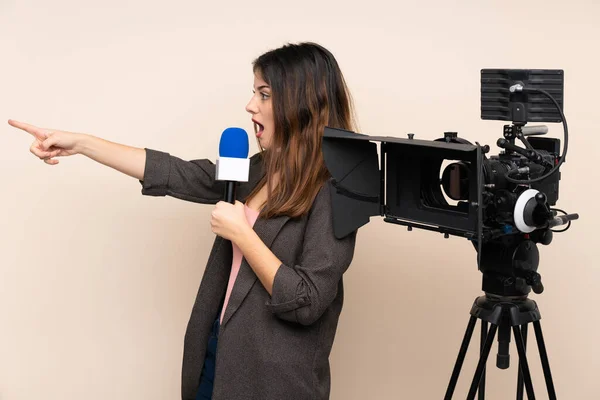 Muhabir Kadın Elinde Mikrofonla Arka Planda Izole Edilmiş Bir Şekilde — Stok fotoğraf