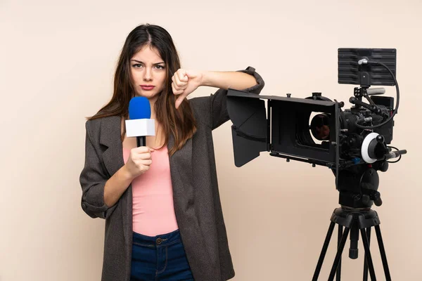 Elinde Mikrofon Tutan Gazeteci Kadın Izole Bir Arka Planda Parmak — Stok fotoğraf